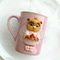 belle décoration de la tasse avec des fleurs en pâte polymère à la maison photo