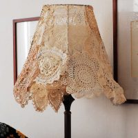 Abat-jour lumineux avec des matériaux improvisés picture