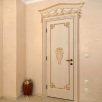 belle conception des portes intérieures avec des matériaux improvisés photo