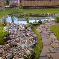décoration intéressante du jardin avec des matériaux improvisés photo