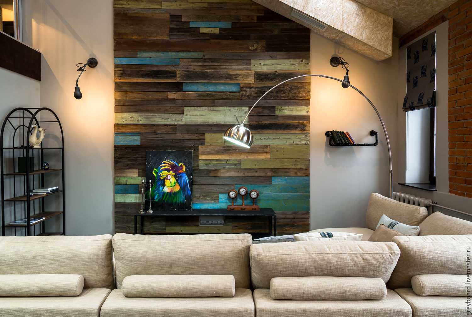 décor lumineux du salon avec vieilles planches