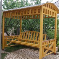 conception non standard d'une conception de chalet d'été avec des pierres avec vos propres mains