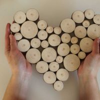 décor de chambre lumineuse avec photo en bois scié