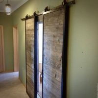 design inhabituel d'une chambre avec vieux planches photo