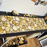 salon design lumineux avec photo en bois scié