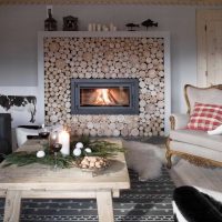 chambre de style lumineux avec photo en bois scié