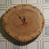 beau décor de salon avec photo en bois scié