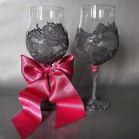décoration originale de bouteilles en verre avec photo de rubans colorés