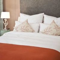 combinaison de couleurs vives dans le design de la photo de la chambre