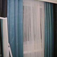 une combinaison de rideaux sombres à l'intérieur de la photo de la chambre