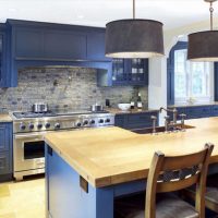 une combinaison de couleurs vives à l'intérieur de la photo de la cuisine