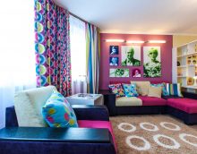une combinaison de rose vif à l'intérieur de la chambre et d'autres couleurs de la photo