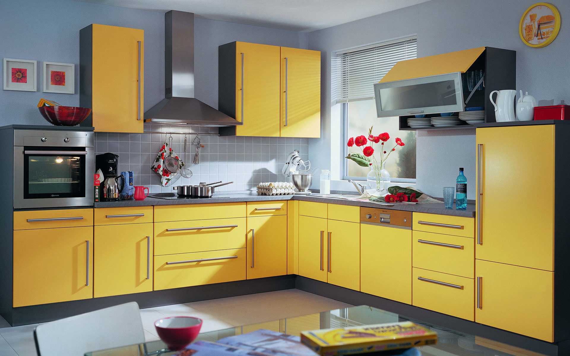 combinaison de couleurs vives dans le design de la cuisine