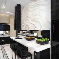 combinant des tons sombres dans la conception d'une photo de cuisine