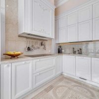 combinaison de couleurs vives à l'intérieur de la cuisine