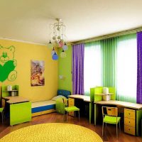 combinaison de rideaux lumineux dans la décoration de la chambre