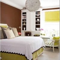 une combinaison de couleurs claires dans le décor de la photo de la chambre
