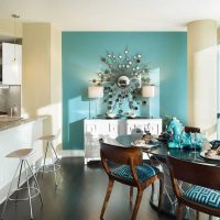 une combinaison de couleurs sombres dans le décor de la photo de la cuisine