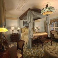dormitorio de estilo inusual en una imagen de estilo victoriano