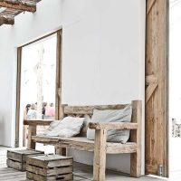 belle chambre de style avec tableau en bois scié
