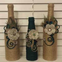 l'idée de la décoration originale de bouteilles en verre avec image de ficelle