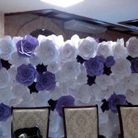 version de la décoration chic de la salle avec photo en papier