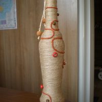 l'idée de la décoration originale de la bouteille avec photo ficelle