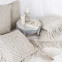 oreillers au crochet à l'intérieur de l'appartement photo