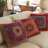 couvertures au crochet à l'intérieur de la salle de séjour photo