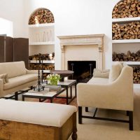 intérieur original de l'appartement avec photo en bois scié