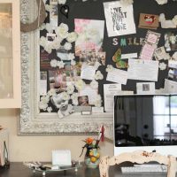 intérieur de la pièce lumineuse avec photo de vieux tableaux
