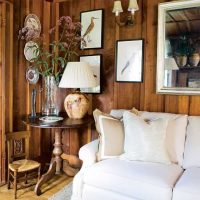 intérieur original du salon avec photo en bois scié