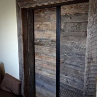 beau salon intérieur avec photo de vieilles planches