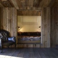 décor inhabituel de l'appartement avec vieilles planches photo