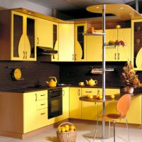 Interior inusual de la cocina en color mostaza photo