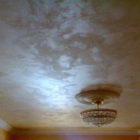 belle décoration du plafond avec accessoires photo
