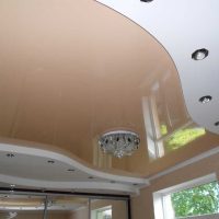 décoration lumineuse du plafond avec accessoires photo