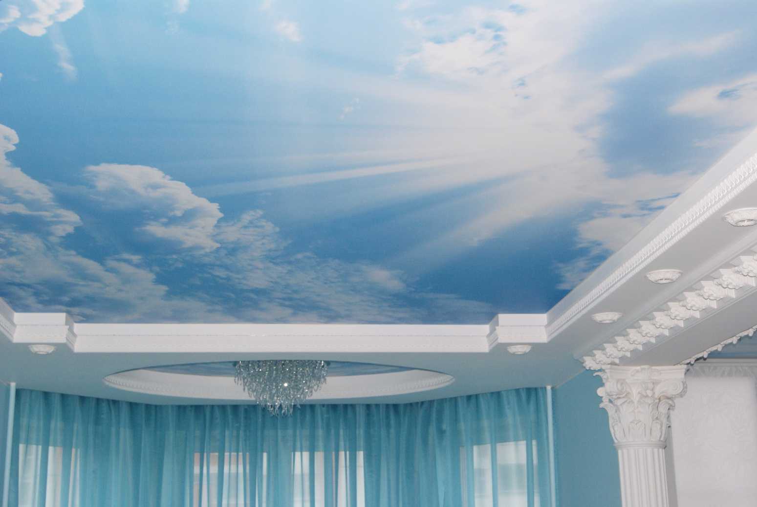 belle décoration de plafond avec lumière supplémentaire