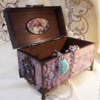 L'idée d'une belle image de décoration de boîte à bijoux de bricolage
