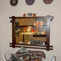 version du style original de la chambre avec des assiettes décoratives sur le mur