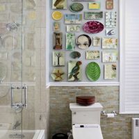 idée de design moderne d'une salle avec des assiettes décoratives sur le mur photo
