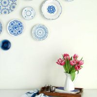variante d'un appartement lumineux avec des assiettes décoratives au mur photo