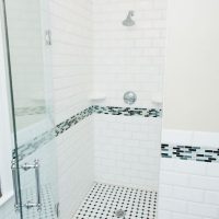 idée de design inhabituel d'une photo de salle de bain blanche