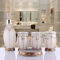 version de l'intérieur original d'une image de salle de bain blanche