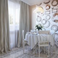l'idée de l'intérieur original de la pièce avec des assiettes décoratives au mur