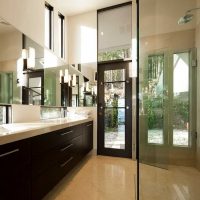 l'idée d'un style lumineux d'une salle de bain dans une photo d'appartement