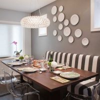option pour une chambre joliment décorée avec des assiettes décoratives sur le mur photo