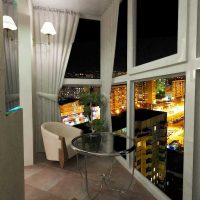 idée de design moderne d'une image de petit balcon