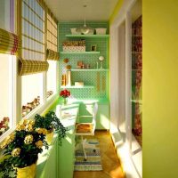 l'idée d'un intérieur insolite d'une petite image de balcon