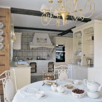l'idée d'un design inhabituel d'une pièce avec des assiettes décoratives au mur
